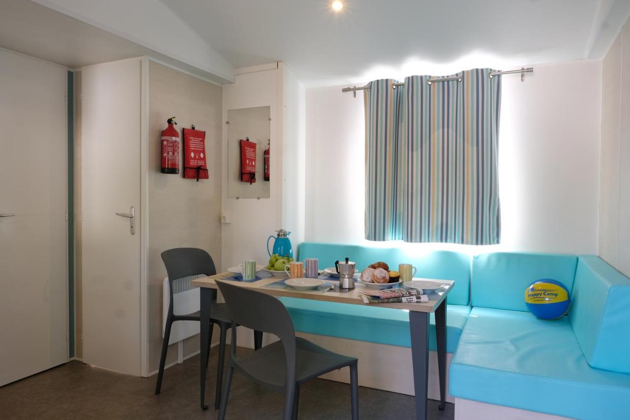 Happy Camp Mobile Homes In Villaggio Camping Baia Domizia Exterior photo