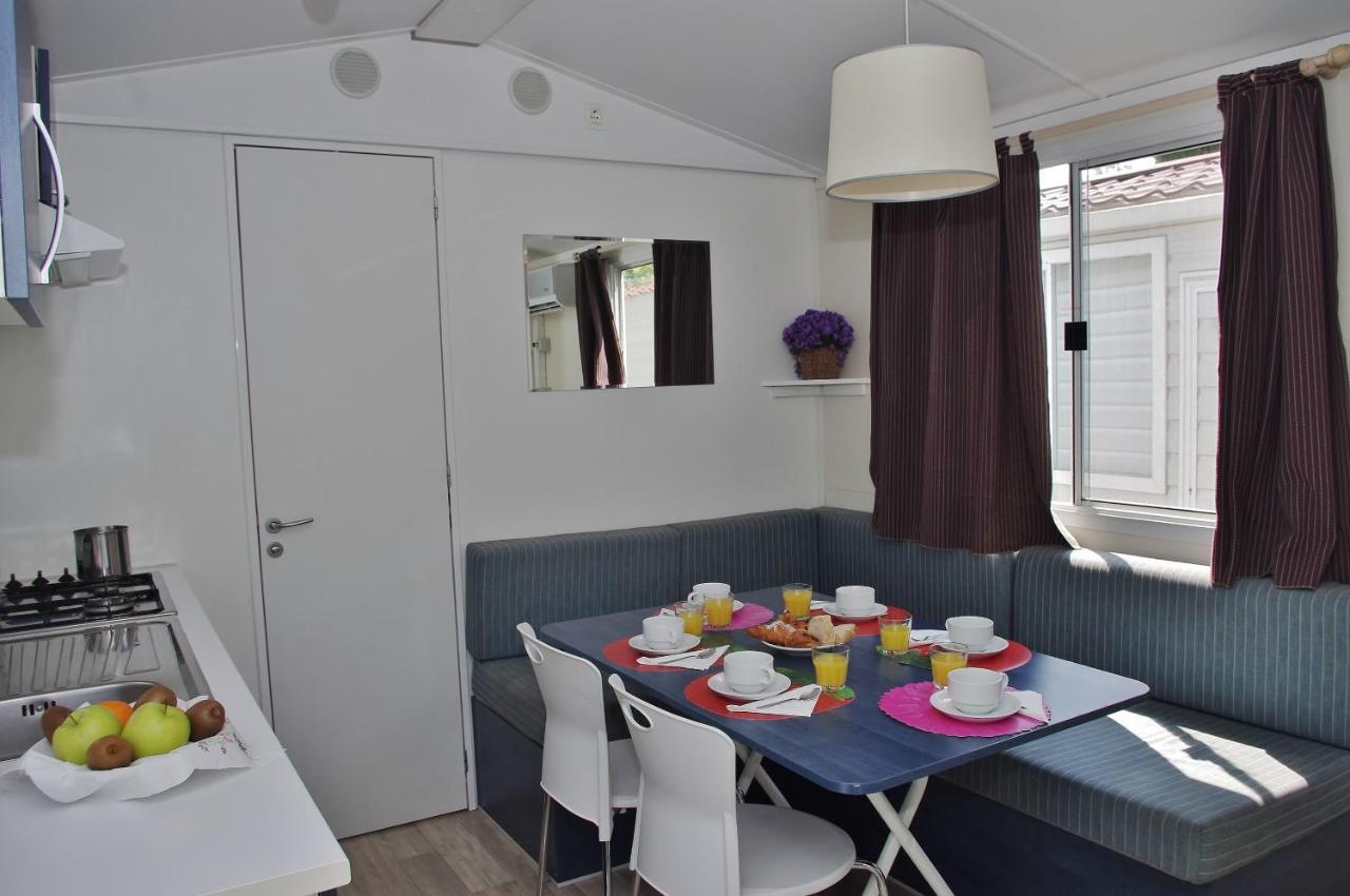 Happy Camp Mobile Homes In Villaggio Camping Baia Domizia Exterior photo