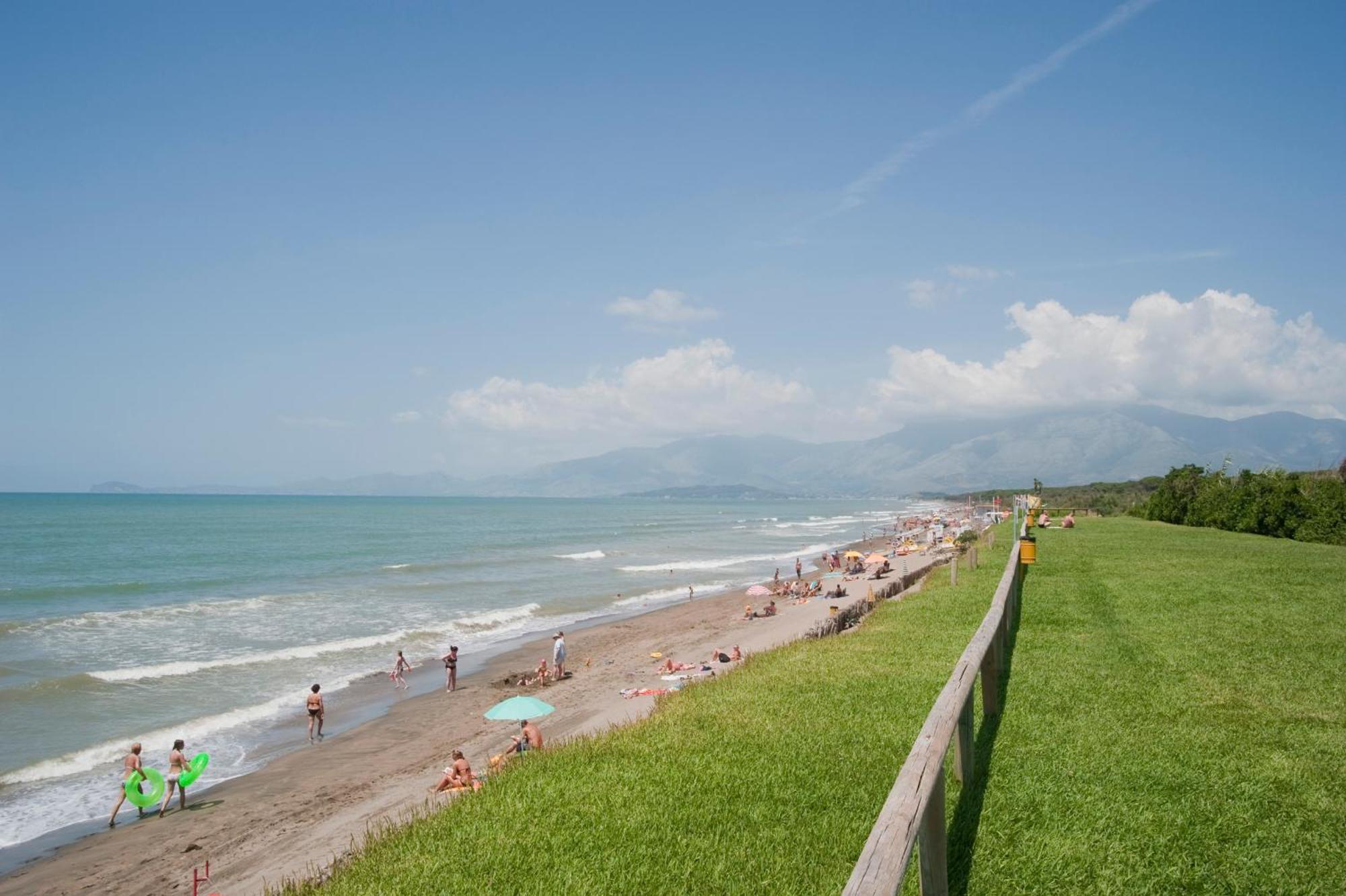 Happy Camp Mobile Homes In Villaggio Camping Baia Domizia Exterior photo